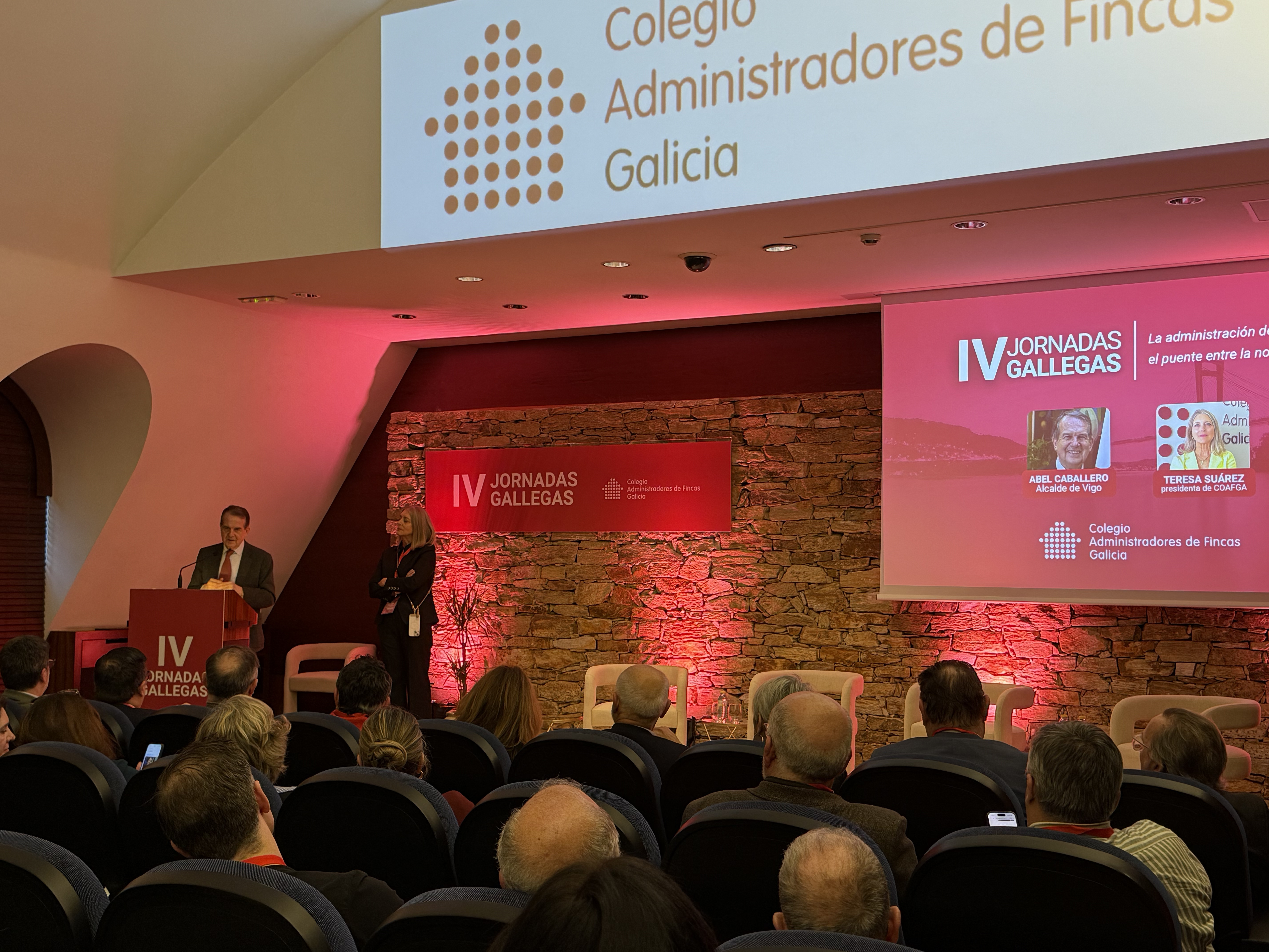 Abel Caballero y Teresa Suárez, presidenta de COAFGA, en la clausura de las IV jornadas